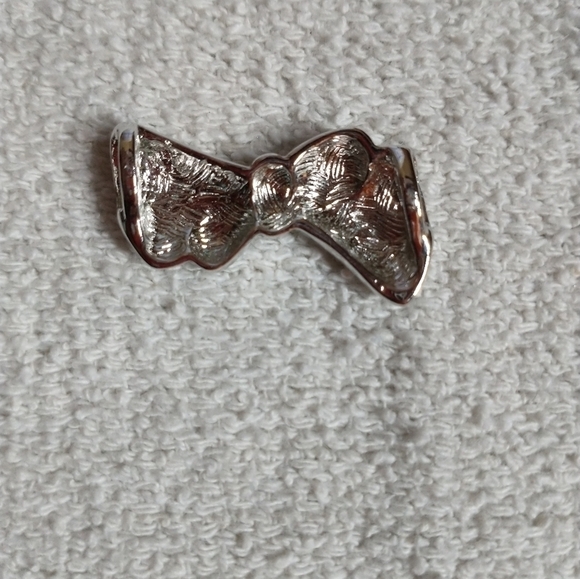 Silvertone bow slide pendant approx 1.5 long - Picture 2 of 3